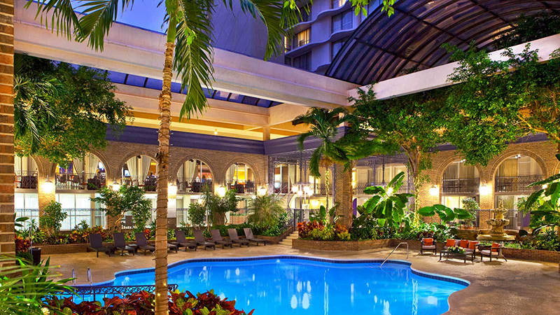 Ý tưởng lắp sàn nhựa giả gỗ cho bể bơi như các Resort 5 sao.
